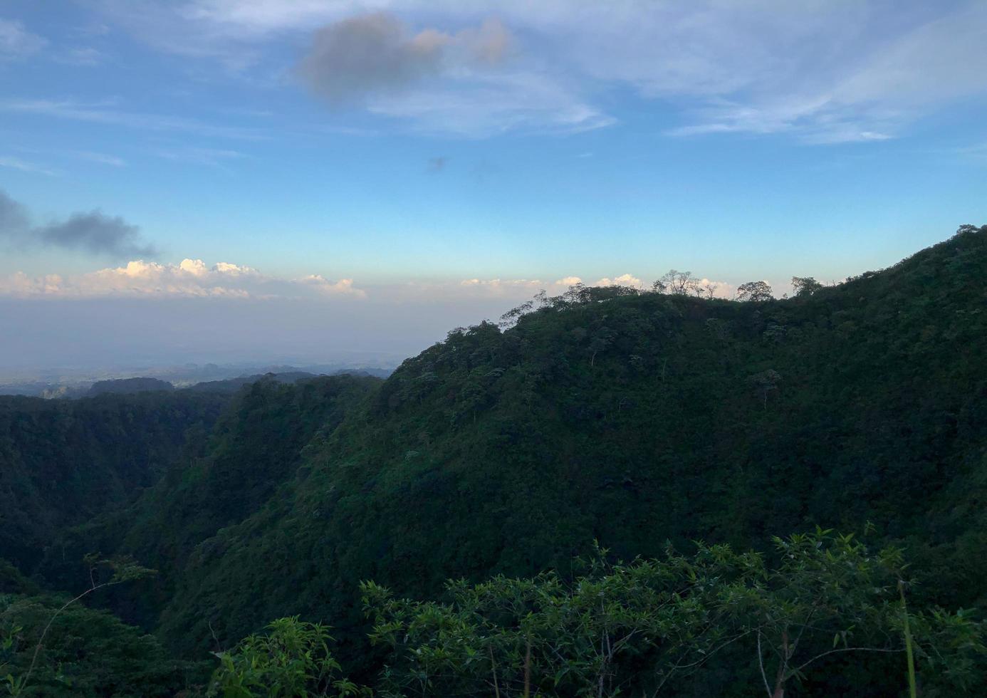 largo Visualizza di montagne kelud nel Indonesia con blu nuvole foto