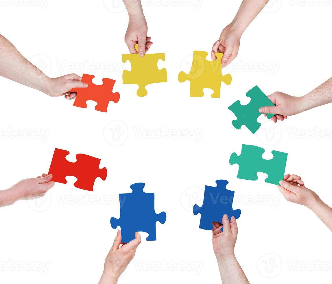 cerchio di persone mani con puzzle pezzi foto