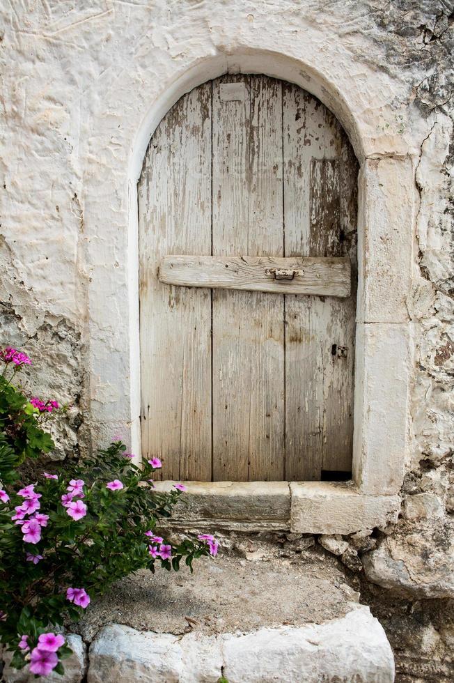 stretto e colorato strada nel il villaggio di kritsa nel il isola di Creta foto