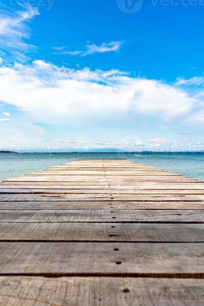 terrazza d'epoca in legno sulla spiaggia con mare blu, oceano, sfondo del cielo foto