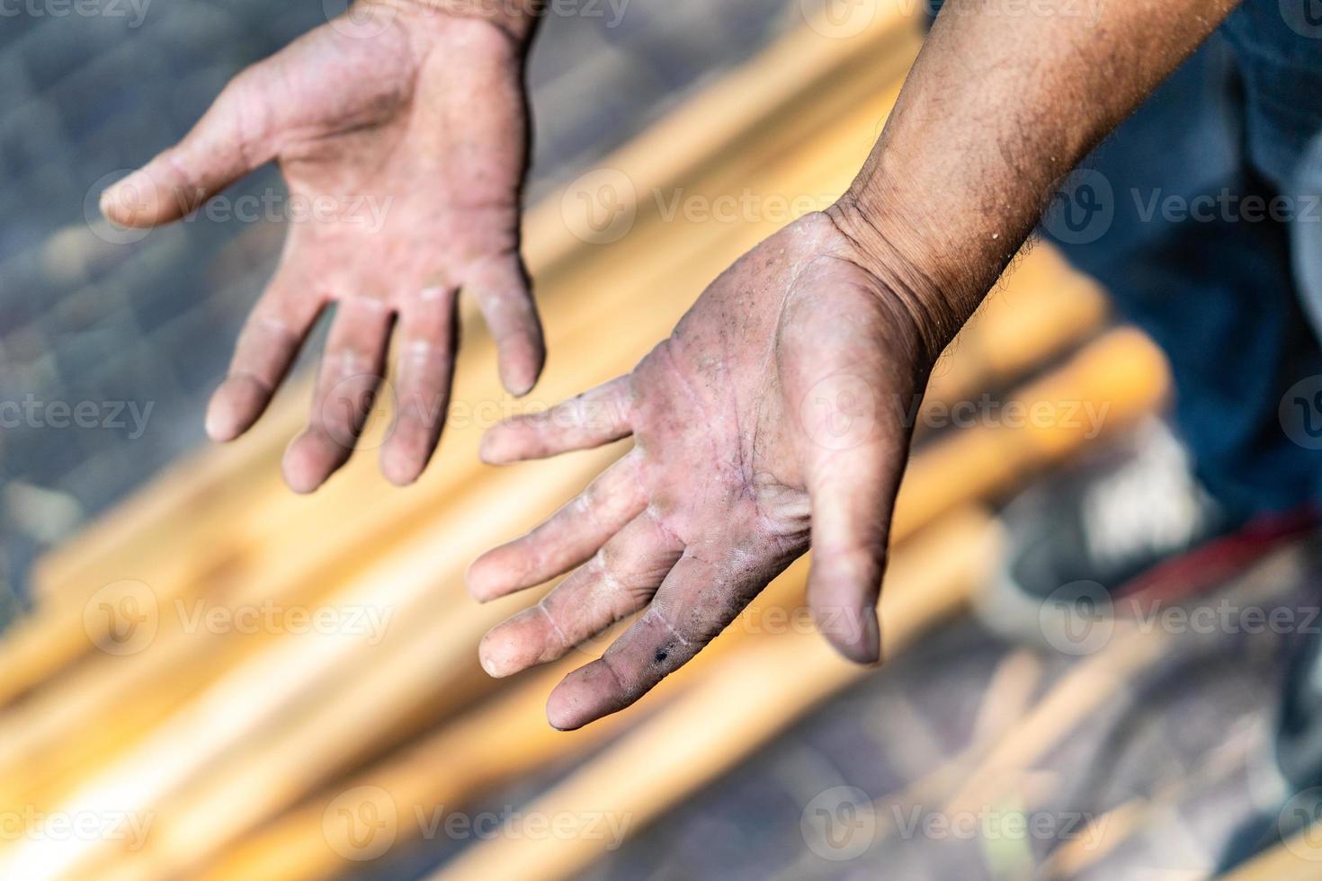 mano dell'operaio che lavora molto duramente nel campo del falegname edile e del fabbro. foto