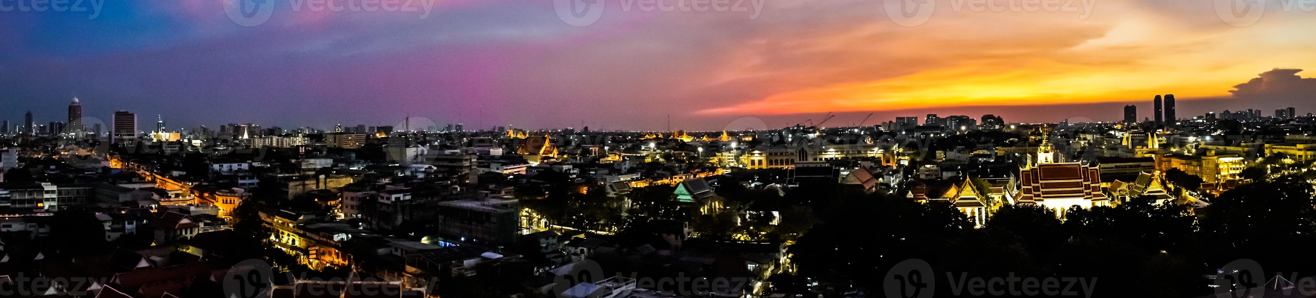 panoramica paesaggio urbano con cielo aperto al crepuscolo. città di bangkok, tailandia. foto