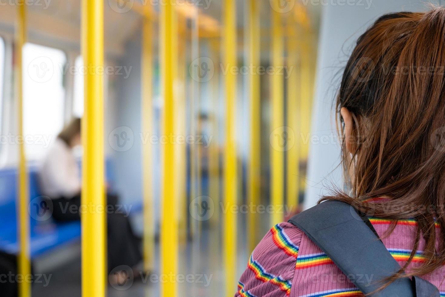 palo giallo per il passeggero da tenere durante il trasporto all'interno del treno di collegamento ferroviario dell'aeroporto. foto