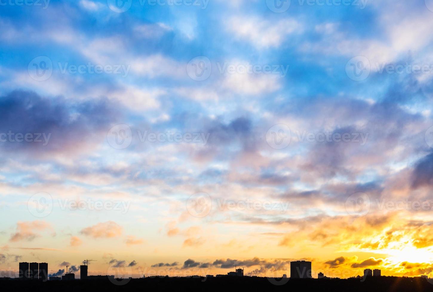 tramonto cielo con nuvole al di sopra di urbano case nel inverno foto