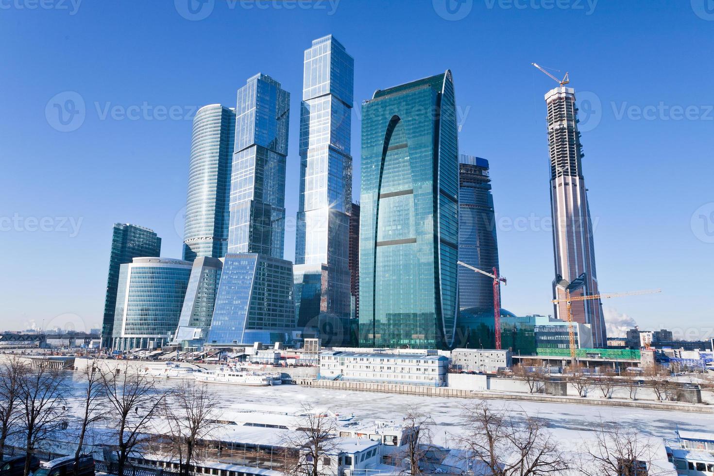 vista sui nuovi edifici della città di Mosca in inverno foto