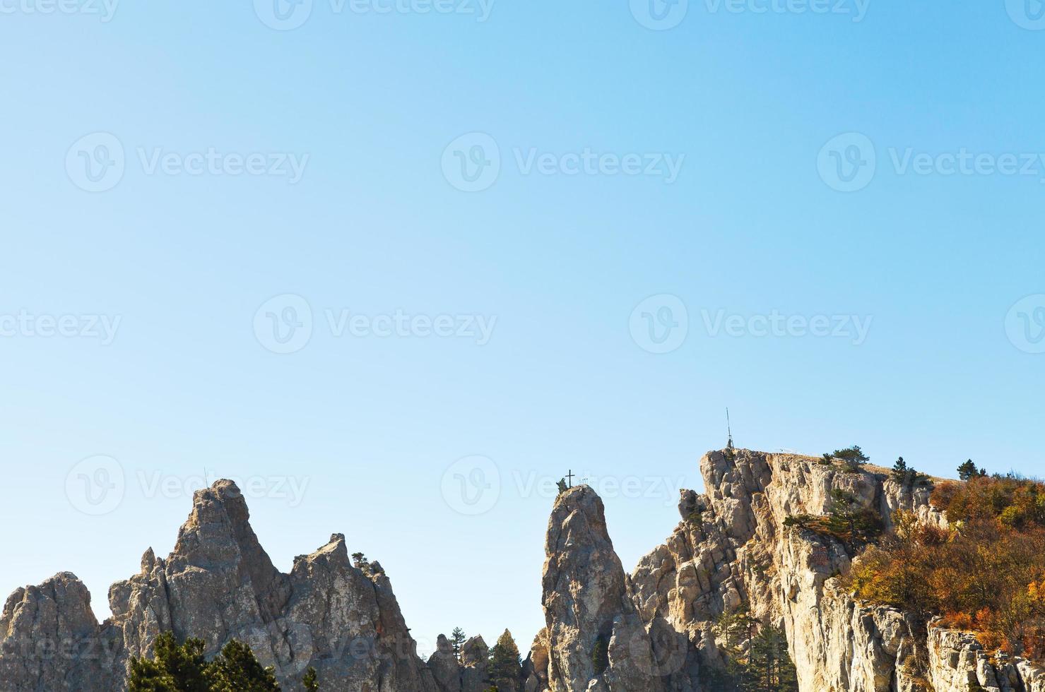 blu cielo al di sopra di ai-petri picchi nel della Crimea montagne foto