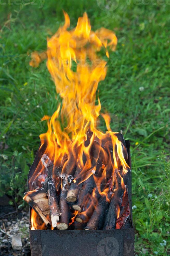 lingue di fiamma su braciere foto