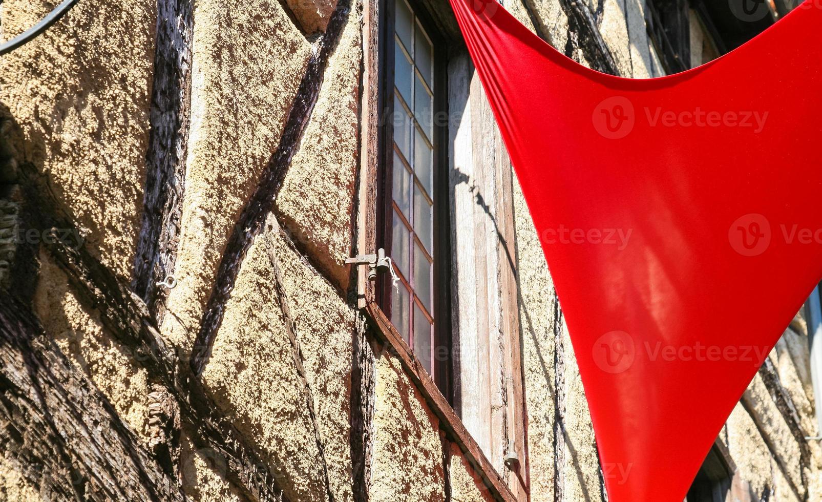 bandiera e parete di vecchio Casa nel medievale cittadina foto