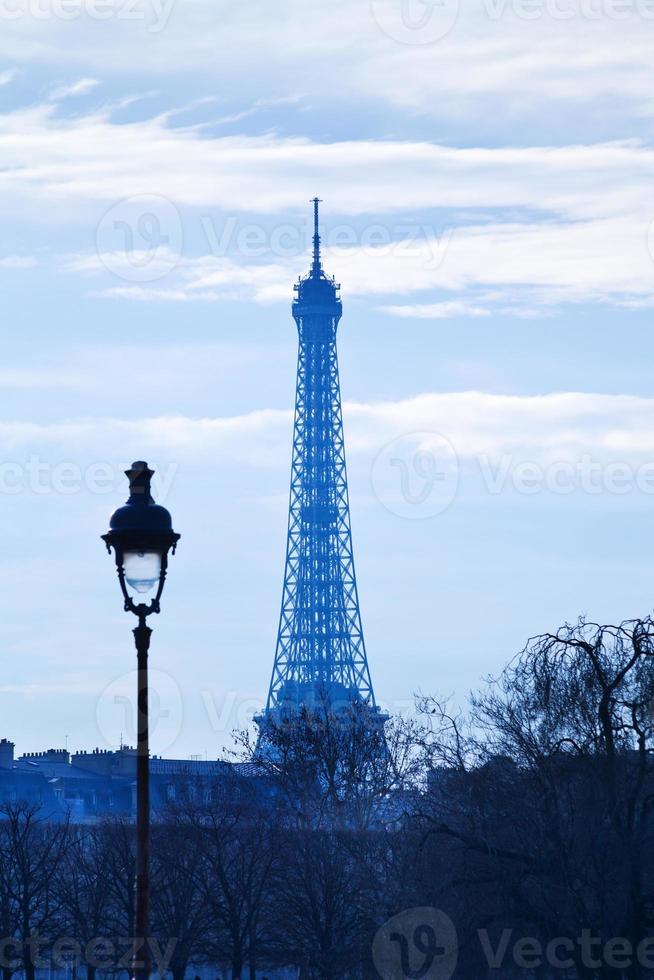 eiffel Torre nel Parigi su blu tramonto foto