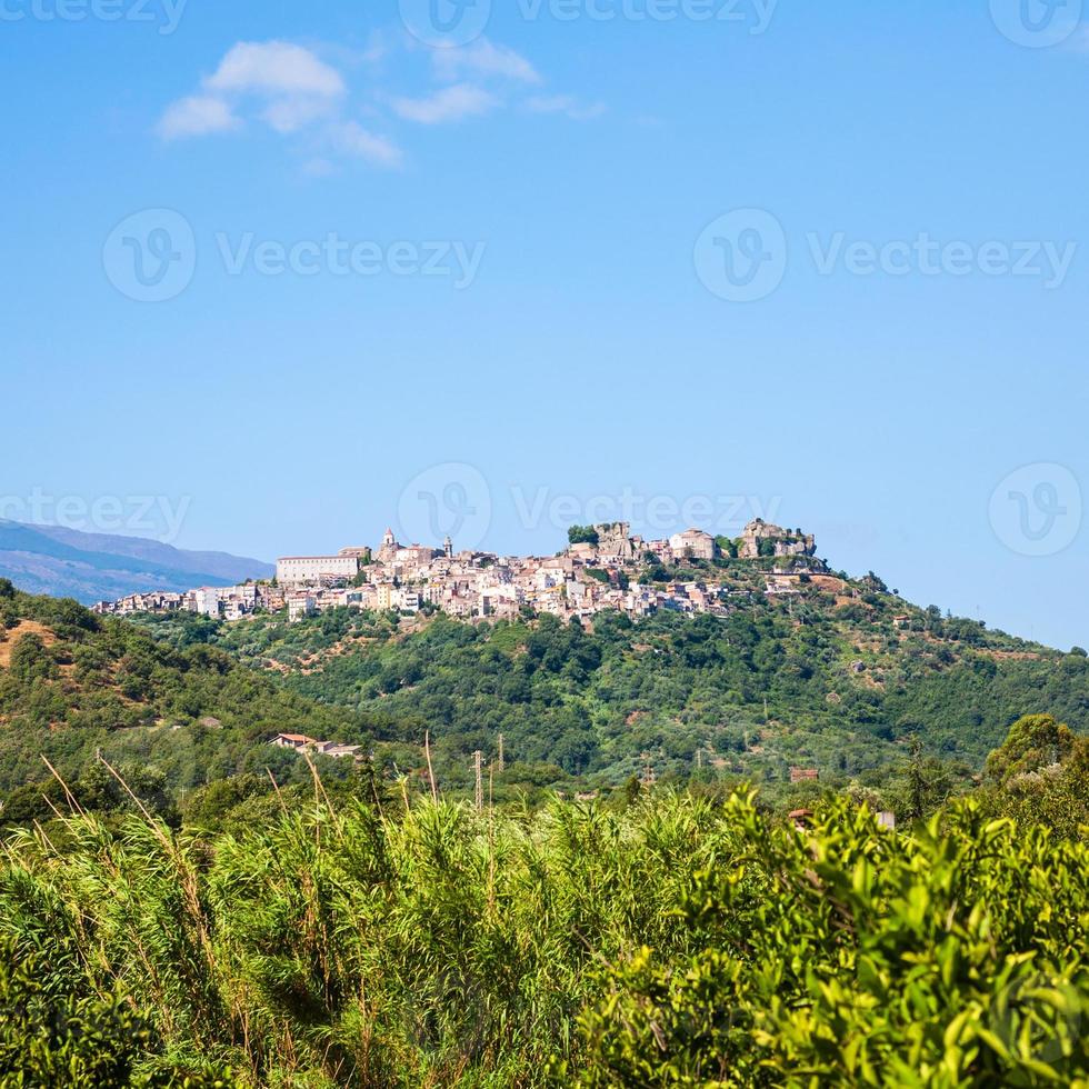 castiglione di sicilia cittadina su collina nel sicilia foto