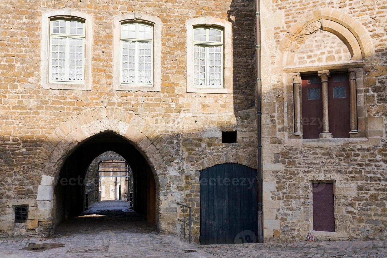 urbano cortile nel storico centro di Boulogne, Francia foto