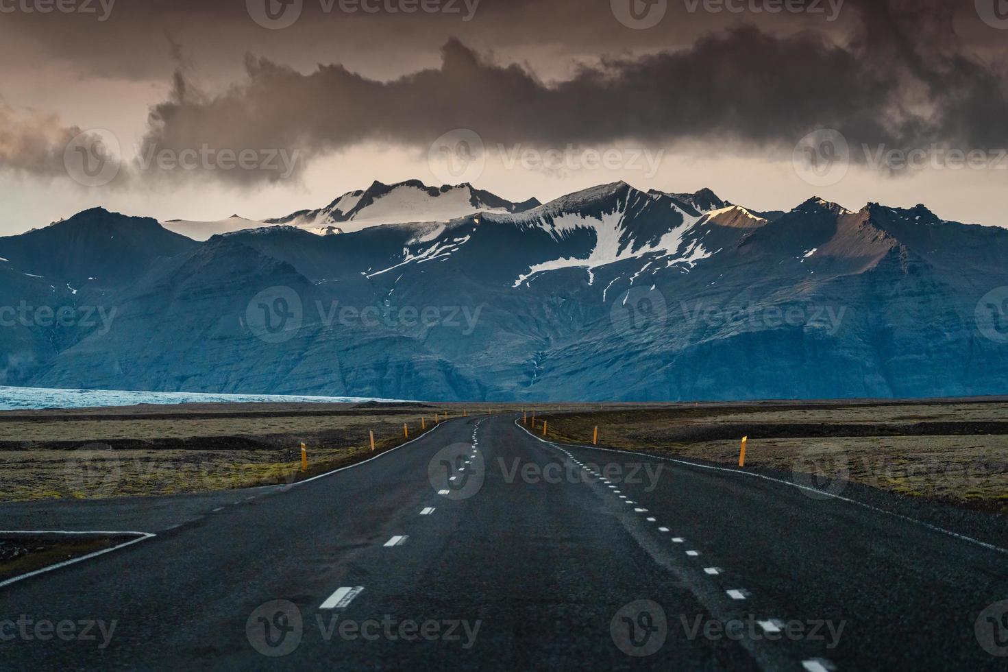 dritto asfalto strada con tempesta al di sopra di montagna su cupo giorno nel Islanda foto