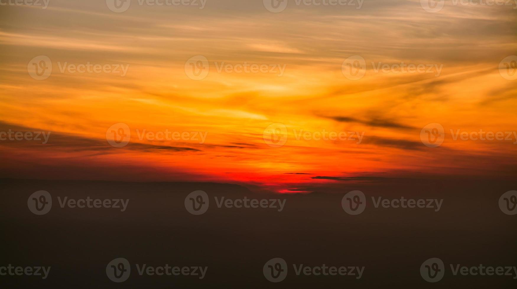 il sole salire nel il mattina foto