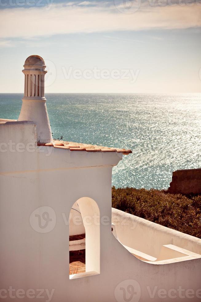 casa bianca su una scogliera che si affaccia sull'oceano in Portogallo foto