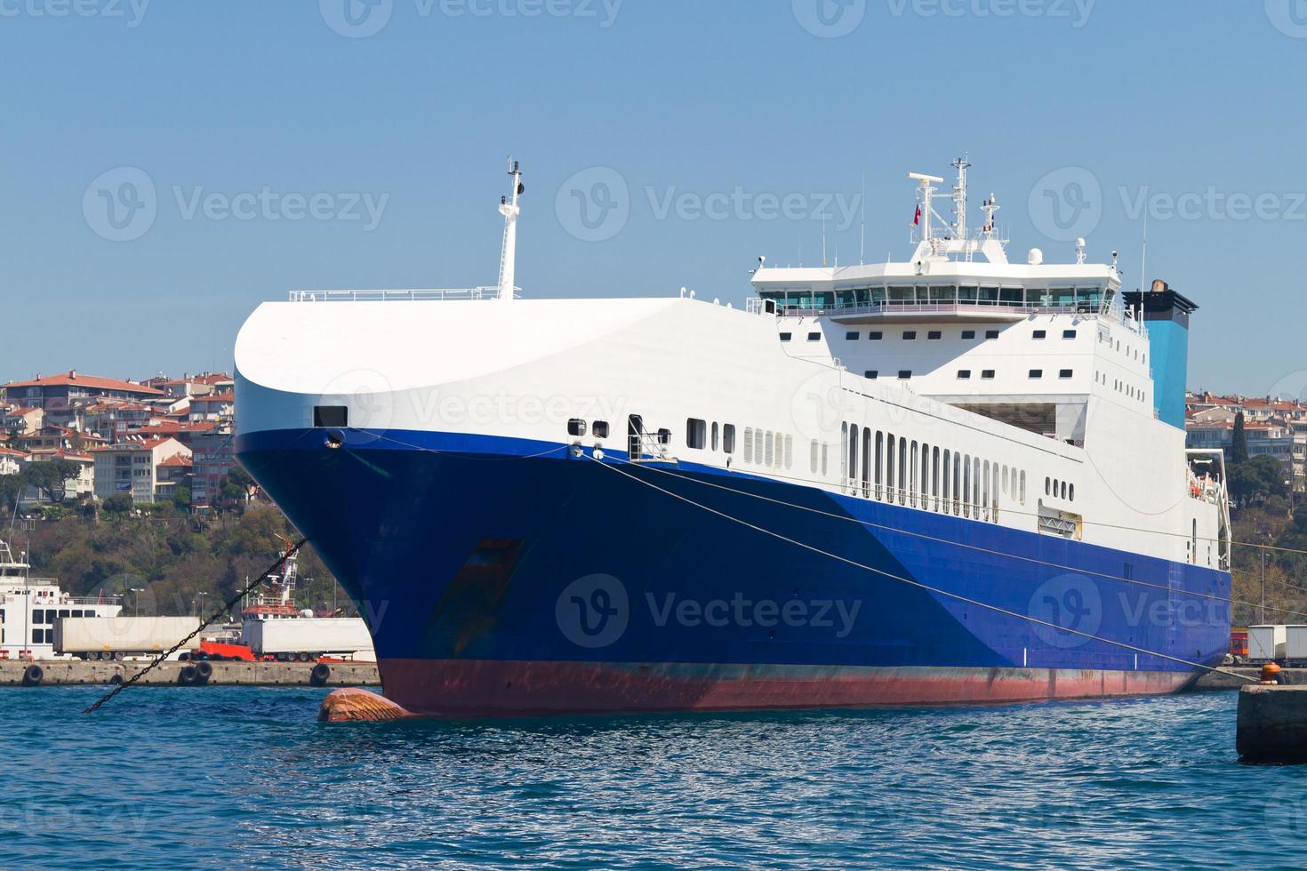 nave roro in porto foto