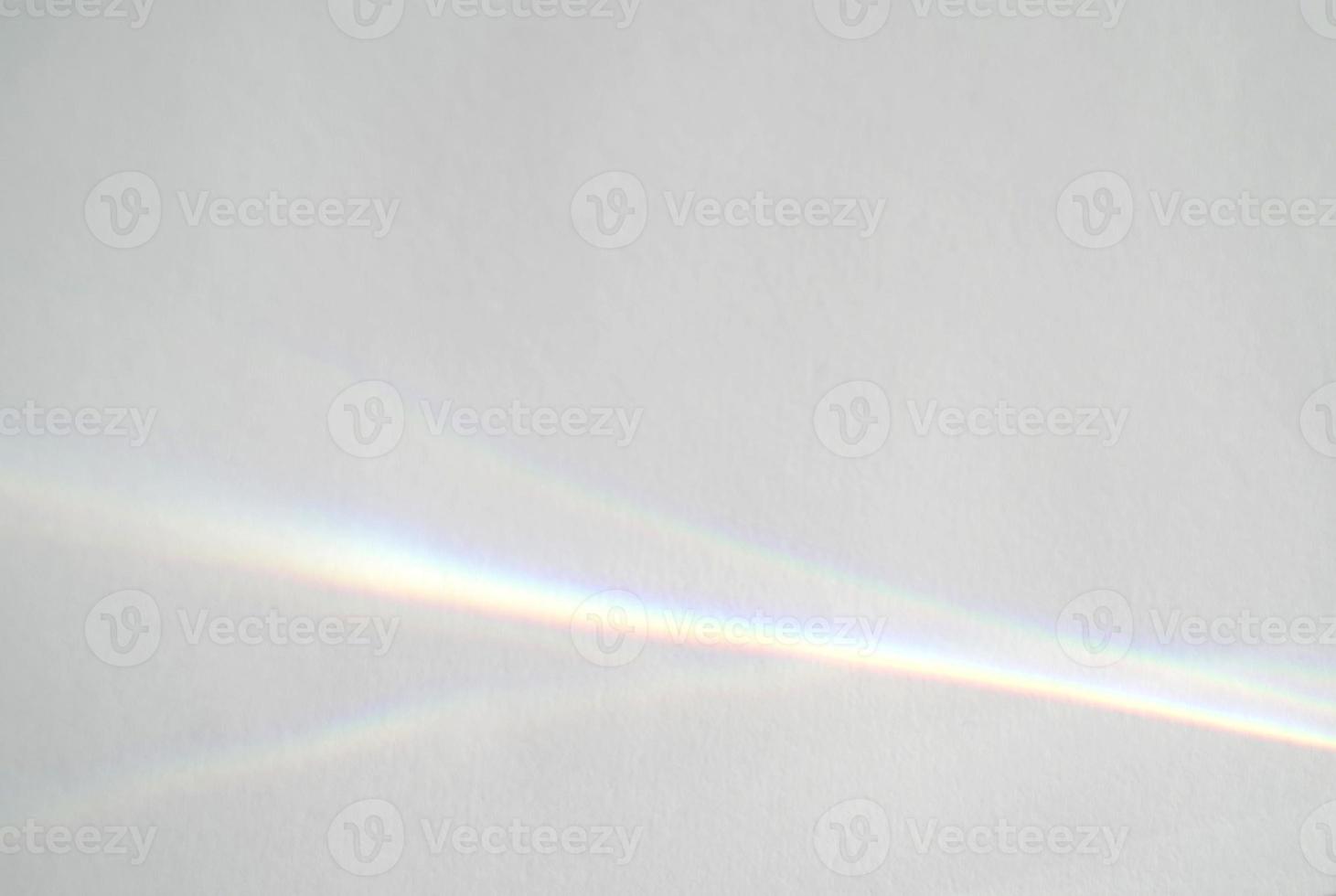 astratto arcobaleno raggi di leggero ombra copertura effetto a partire dal luce del sole su un' bianca sfondo, modello e sfondo, minimo effetto tendenza foto