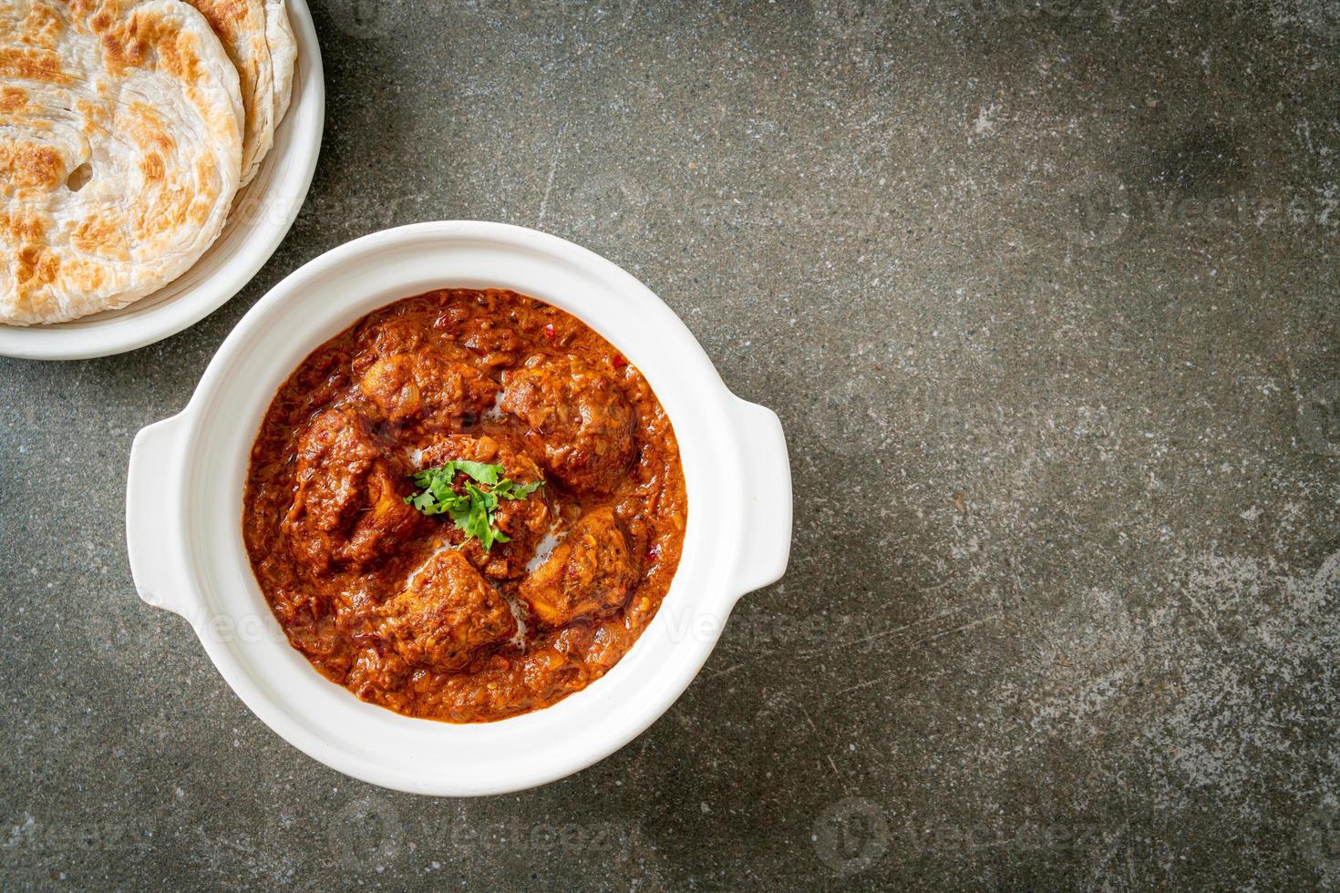 pollo tikka masala cibo piccante a base di carne al curry con roti o pane naan foto