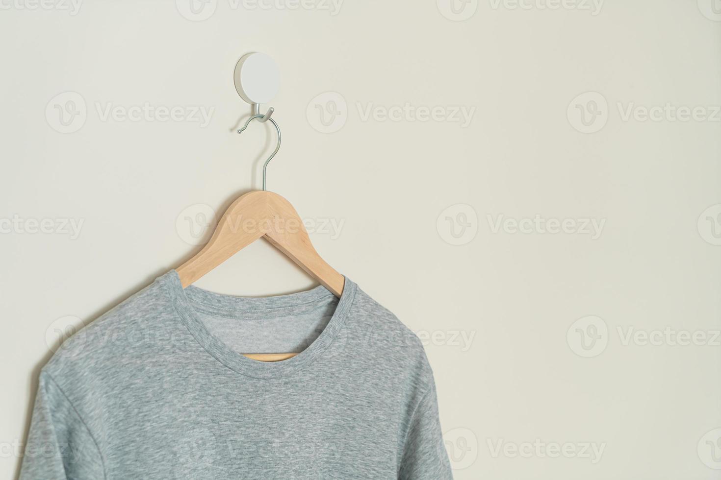 t-shirt appesa con appendiabiti in legno foto