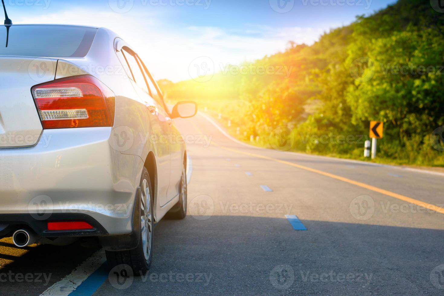 vicino su di nuovo argento hatchback auto parcheggio su Locale strada foto