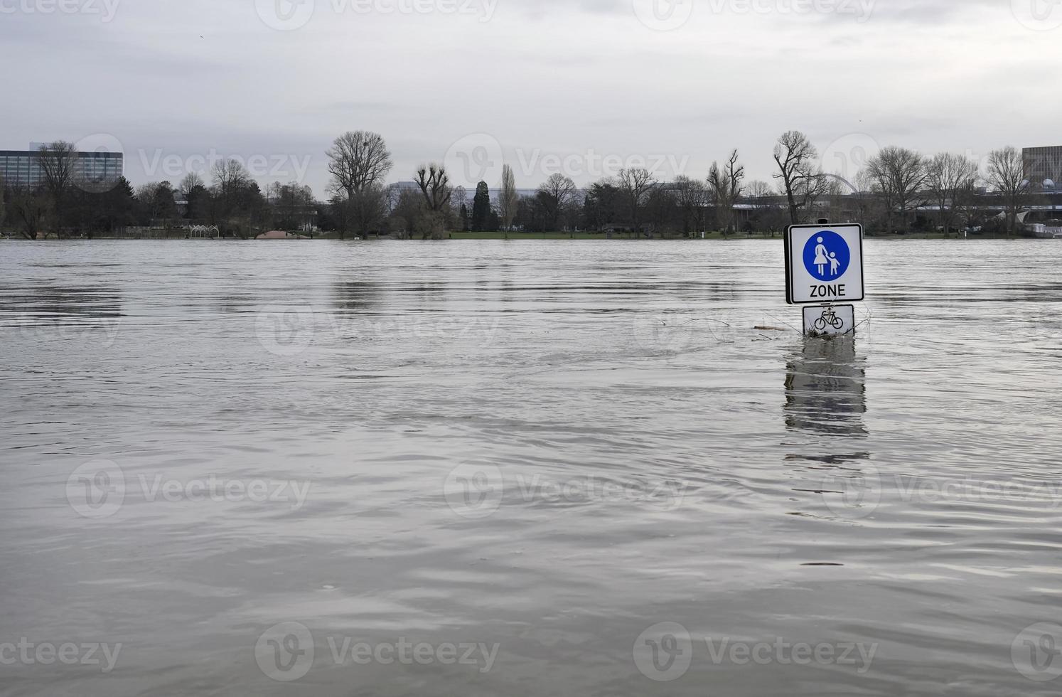 condizioni meteorologiche estreme - zona pedonale allagata a Colonia, in Germania foto