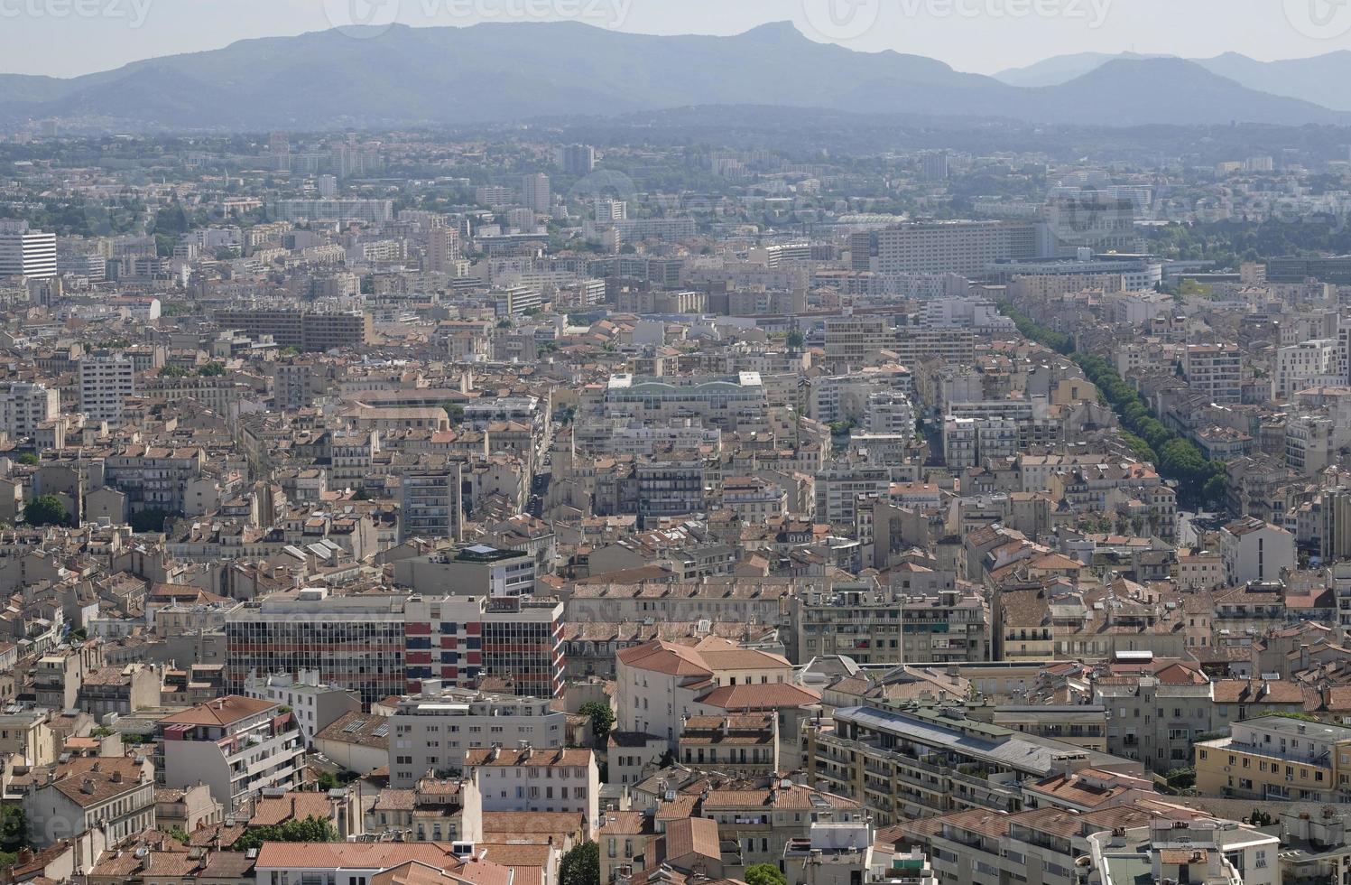 Visualizza al di sopra di il città di marsiglia a partire dal un' collina con leggero inquinamento nel il aria foto