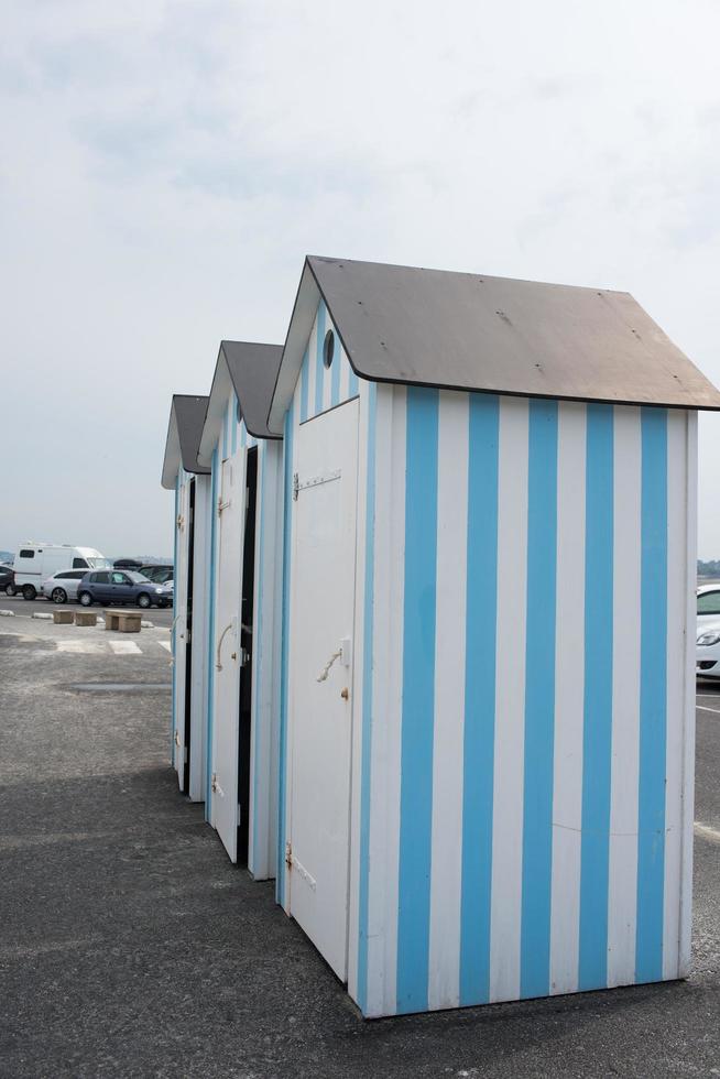 blu e bianca mutevole case Il prossimo per il spiaggia. santo pol de leone. Francia foto