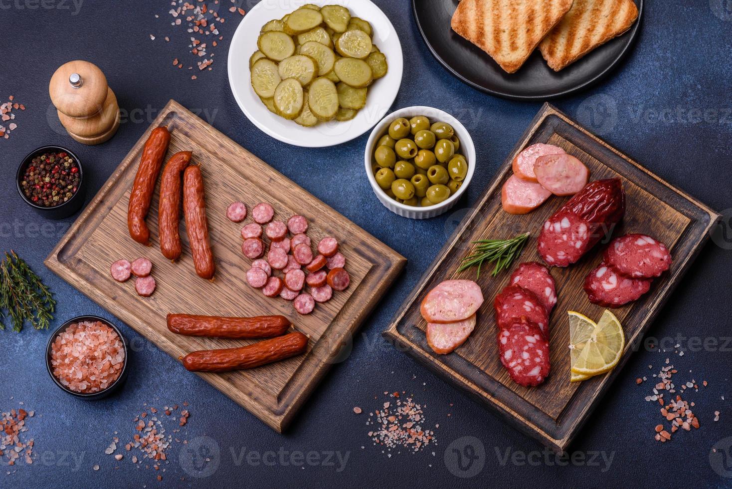 delizioso fresco affumicato salsicce tagliare con fette su un' di legno taglio tavola foto