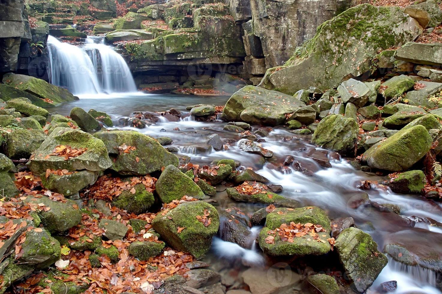 autunno cascata e pietre foto