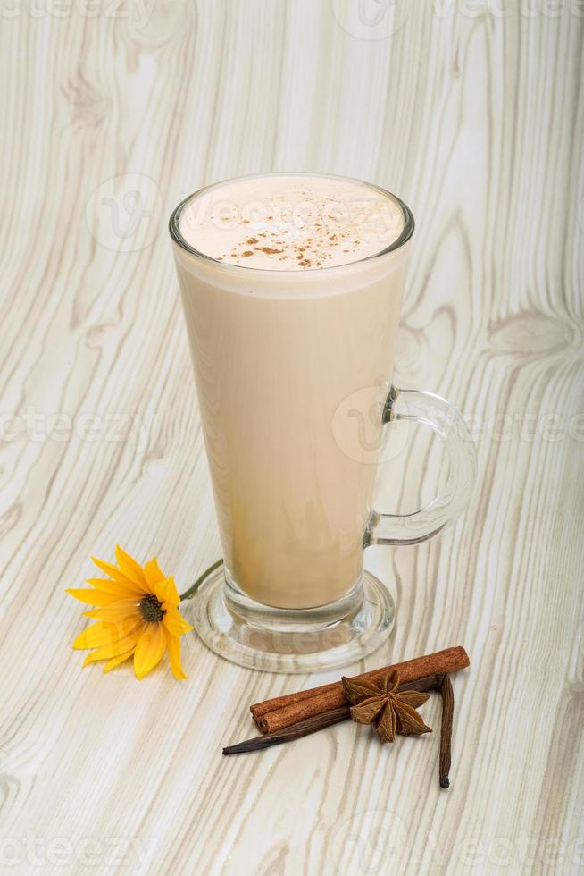 cappuccino su di legno sfondo foto