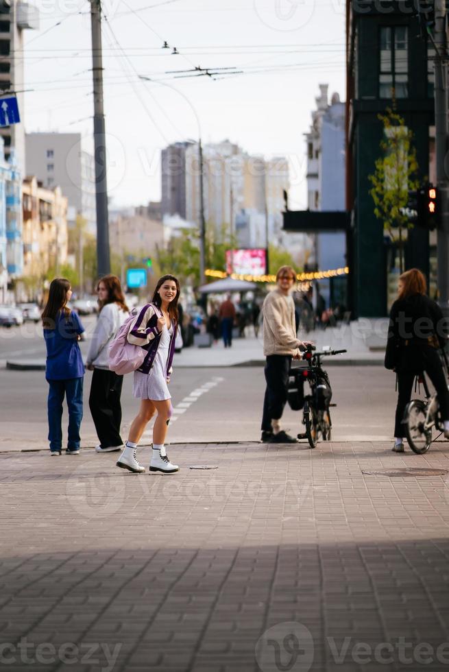 bella giovane donna, a piedi a il strada. foto
