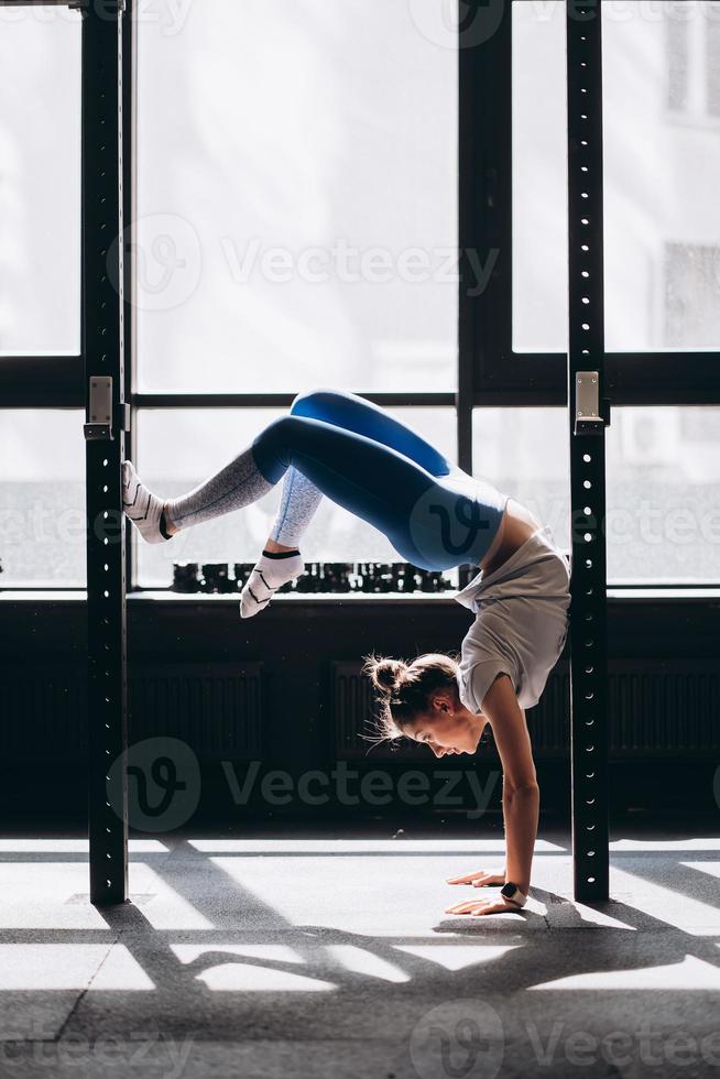 ritratto di attraente giovane donna fare yoga o pilates esercizio foto