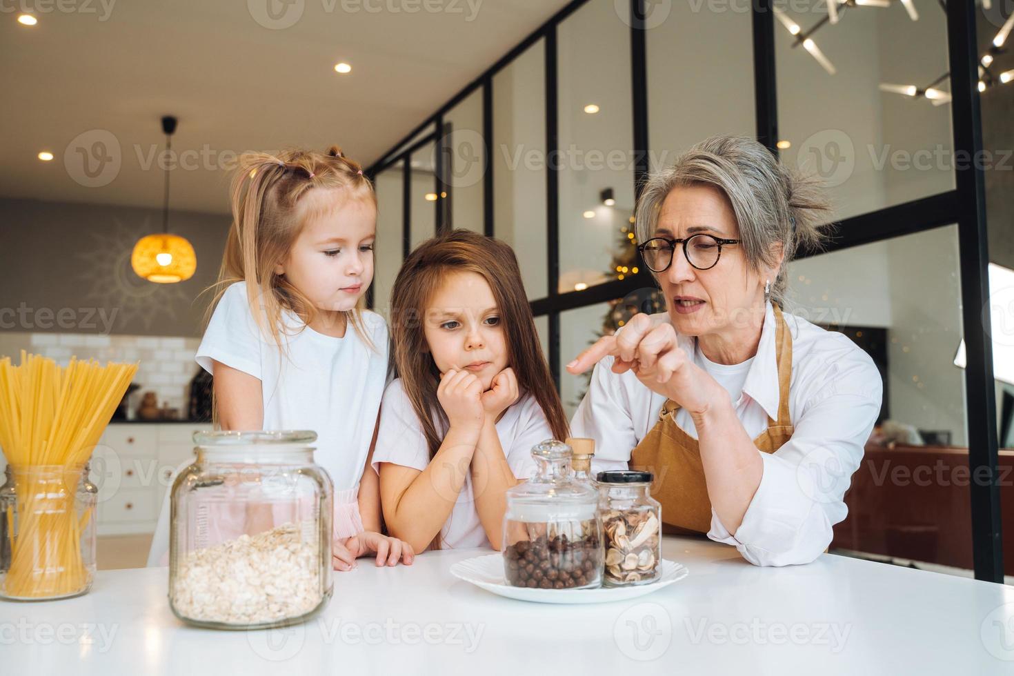 nonna e nipotina siamo cucinando su cucina. foto