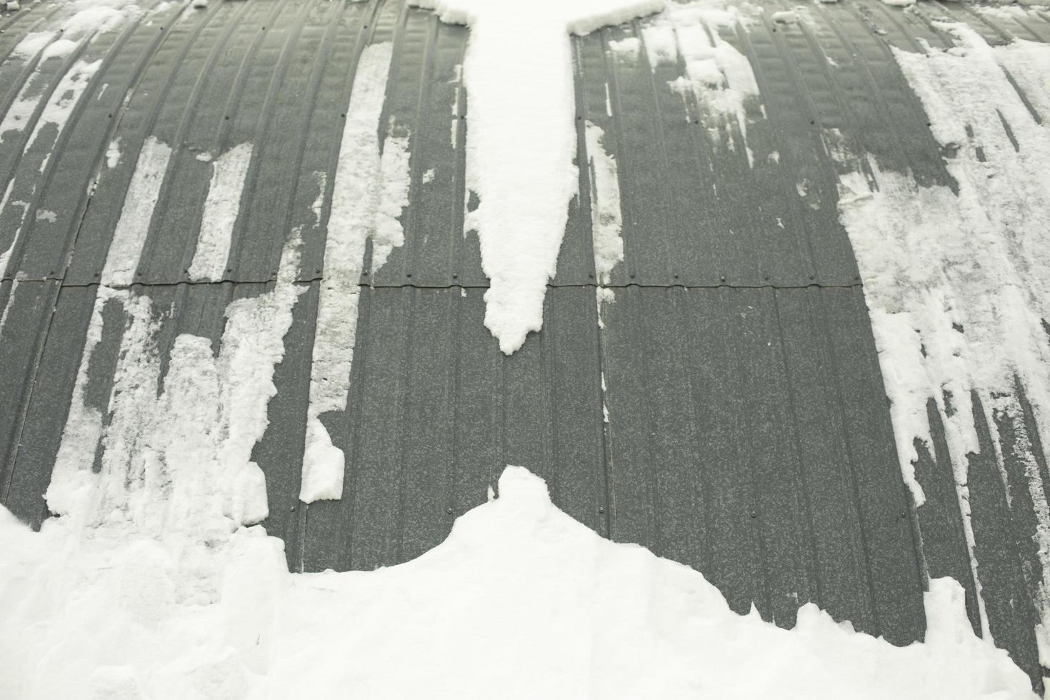 acciaio struttura nel neve. parete di magazzino dopo tempesta di neve. coperto hangar. foto