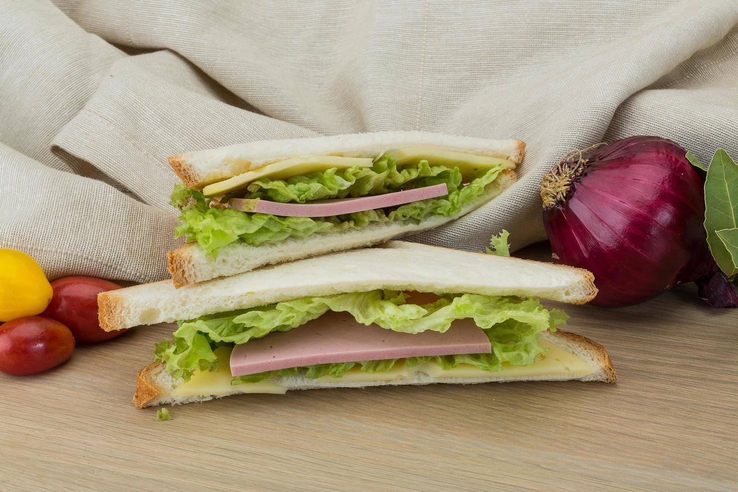 panino con formaggio e salsicce foto