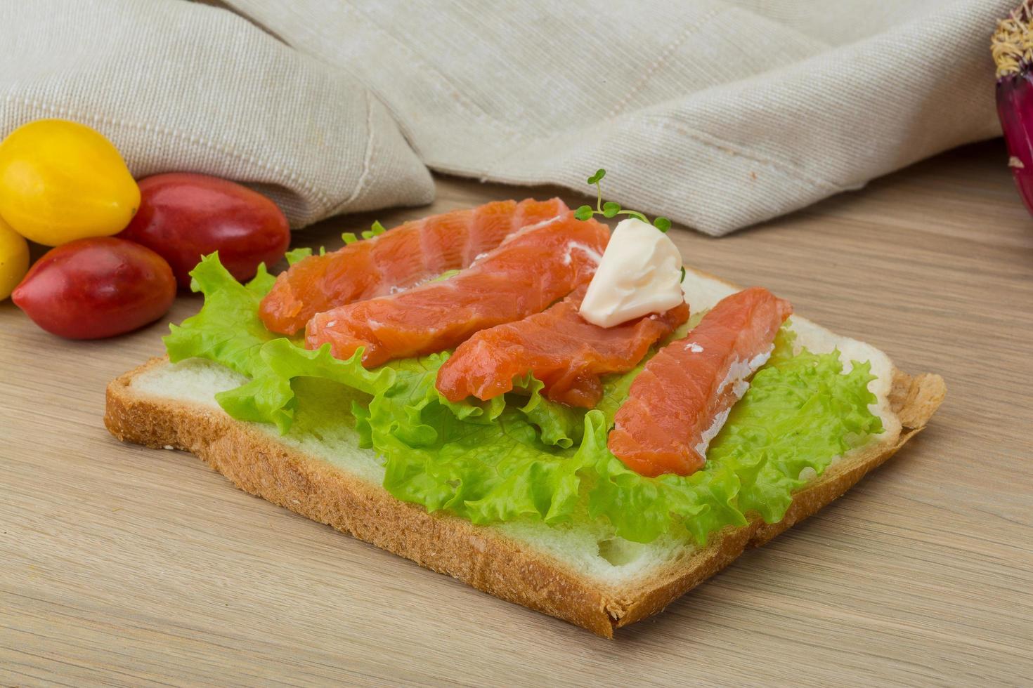 salmone Sandwich su di legno sfondo foto