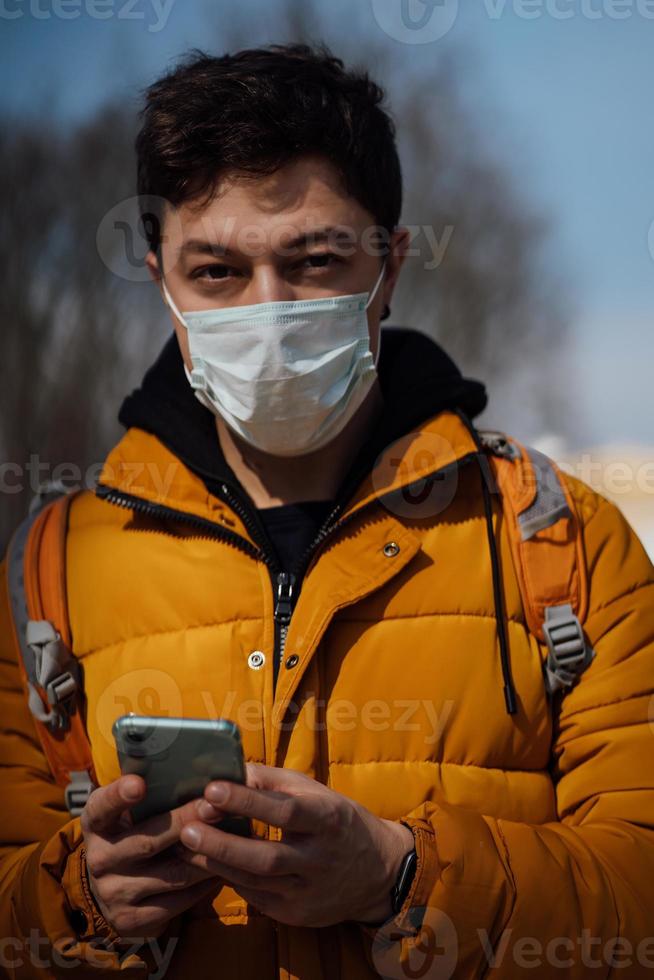 tipo nel un' parco con un' cotone maschera come un extra protezione foto