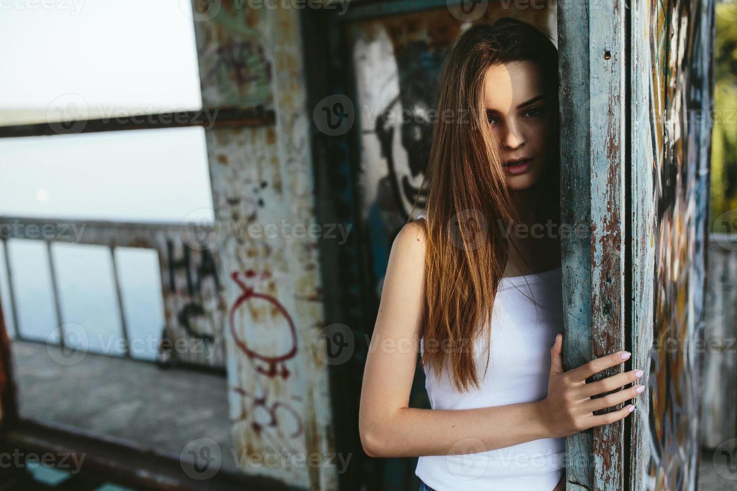 giovane bella ragazza in posa foto