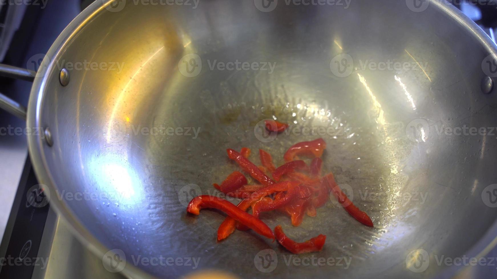 uomo frittura carne nel un' padella foto