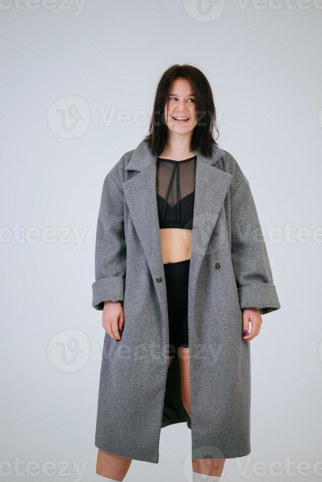 più dimensione corpo positivo donna indossare confortevole biancheria intima e cappotto foto