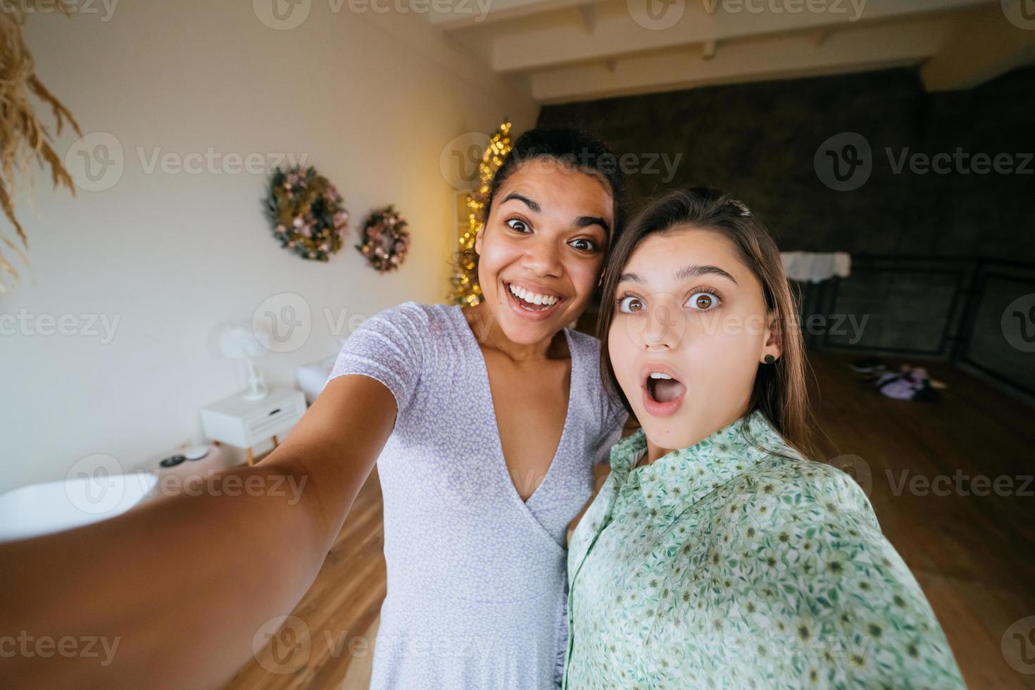 Due ragazze prendere selfie nel il vivente camera foto