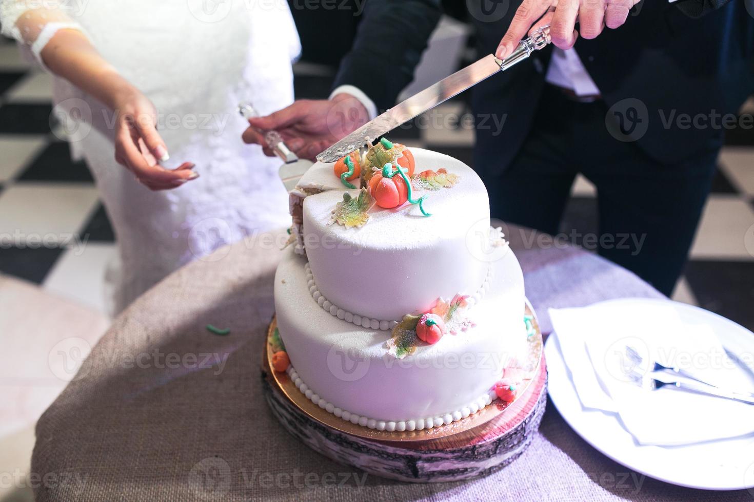 il sposa e sposo tagliare il nozze bellissimo torta foto