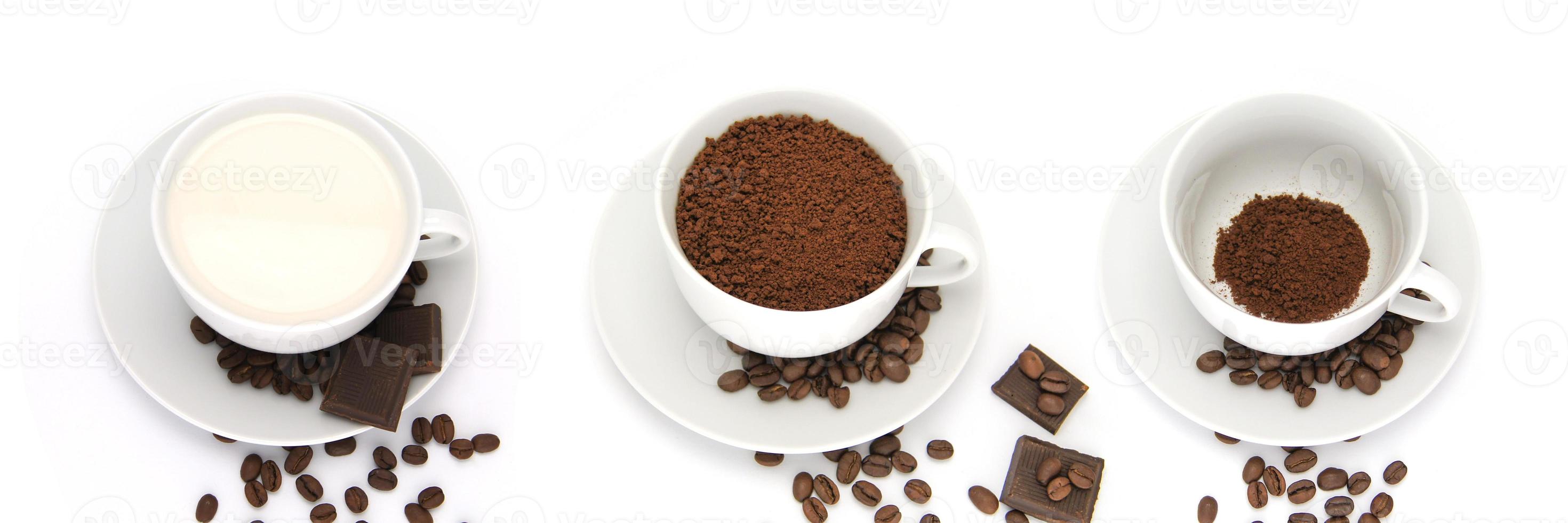 tre caffè tazze con polvere, semi di arabica, cacao, pianta latte e cioccolato. esegue il rendering su bianca sfondo. arte composizione per cucina interni. grafico per muri e bicchiere. foto