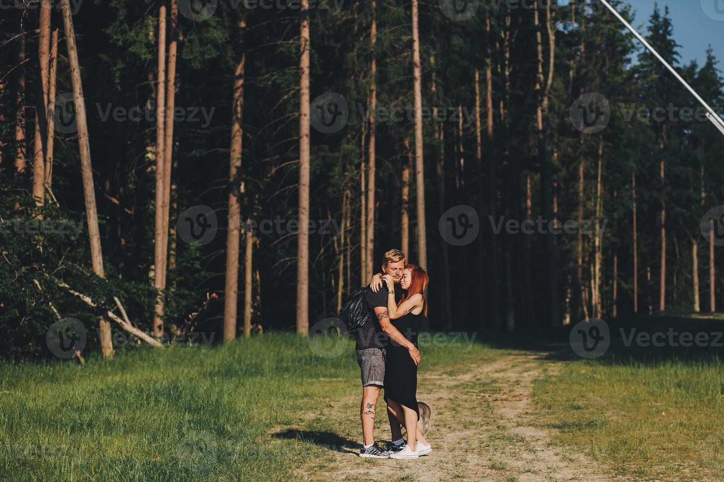 bellissimo coppia in piedi nel un' foresta foto