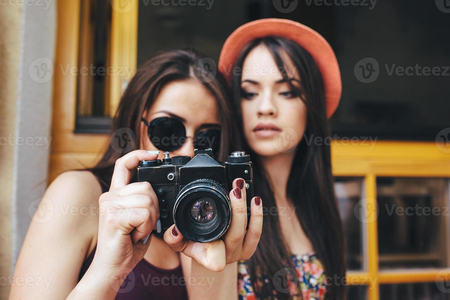 due giovani belle ragazze foto