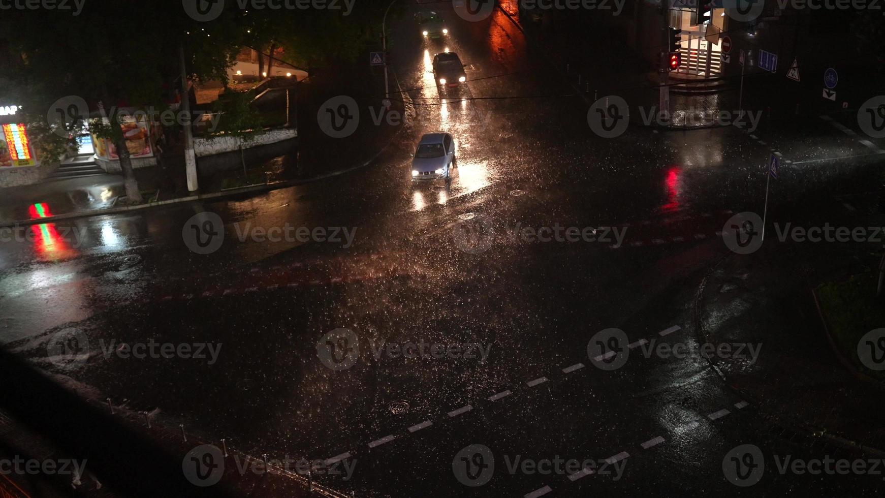 kiev, Ucraina - giugno 1, 2021 strade di kiev a notte volta. pesante pioggia all'aperto foto