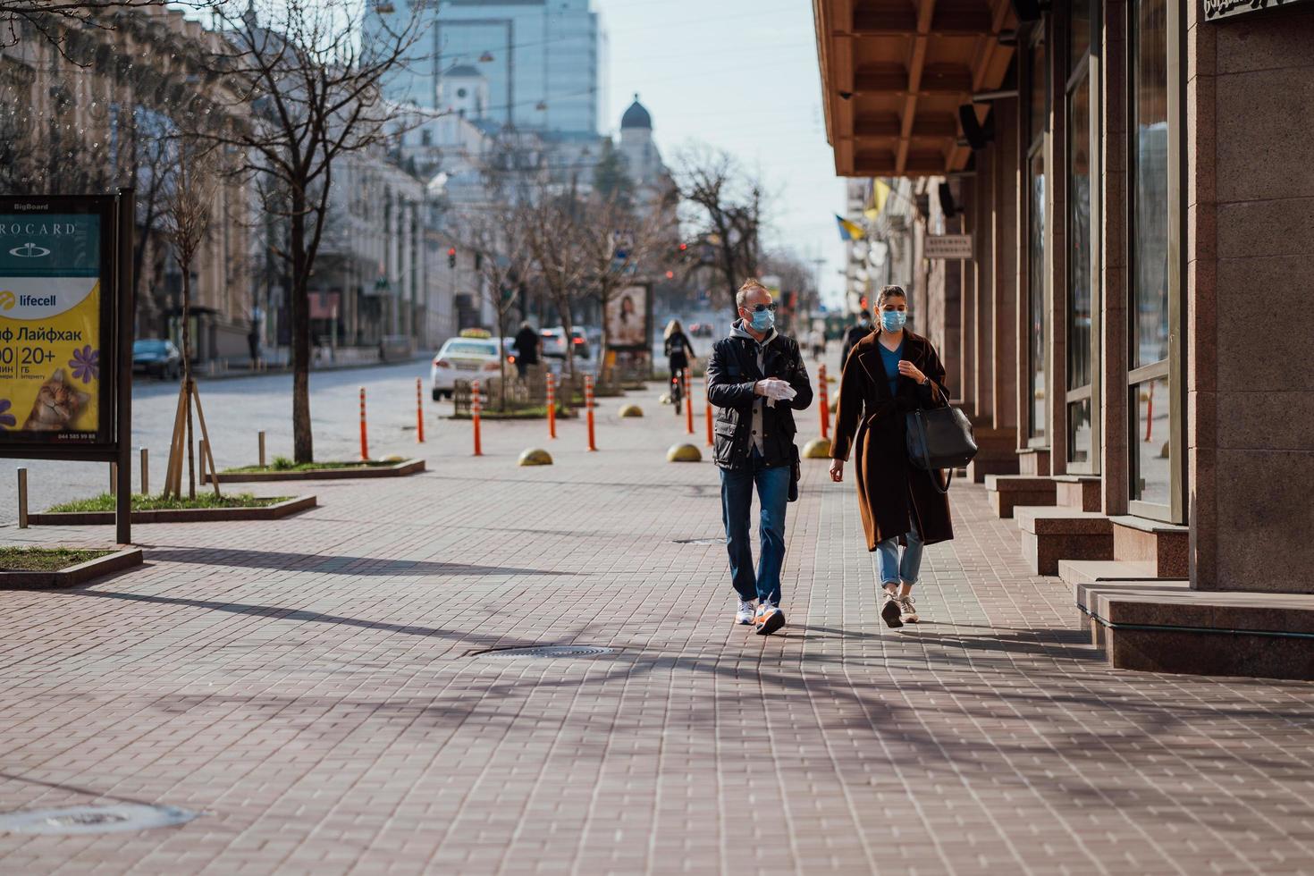 kiev, Ucraina, marzo 28, 2020, ucraino persone a facciale protettivo maschere a quasi vuoto strada, quarantena tempo a Ucraina, foto