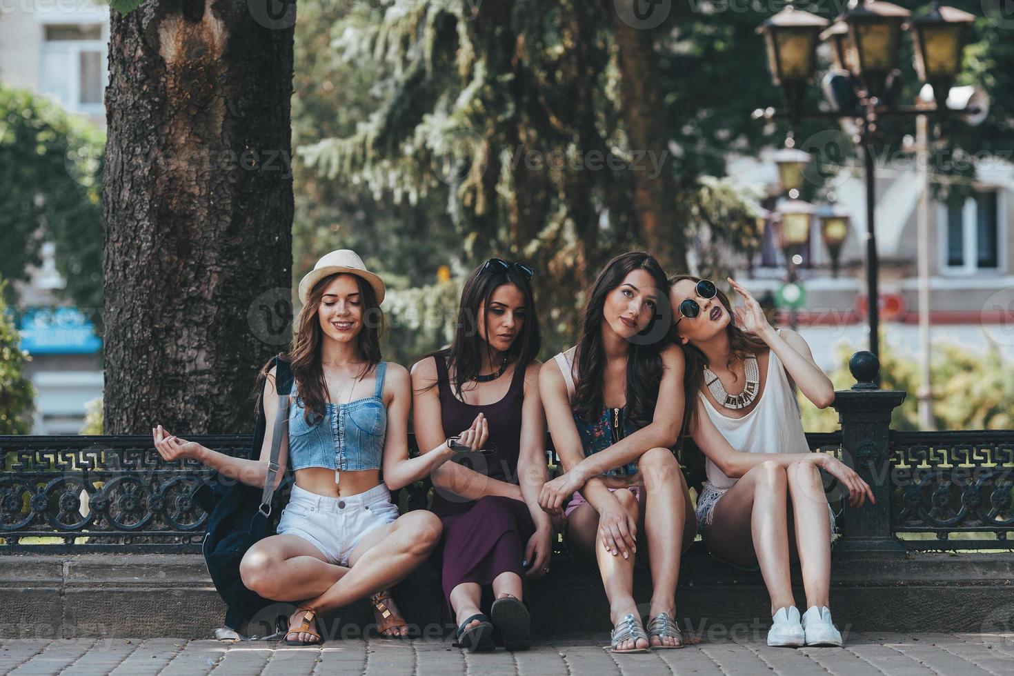 quattro bellissimo giovane ragazze foto