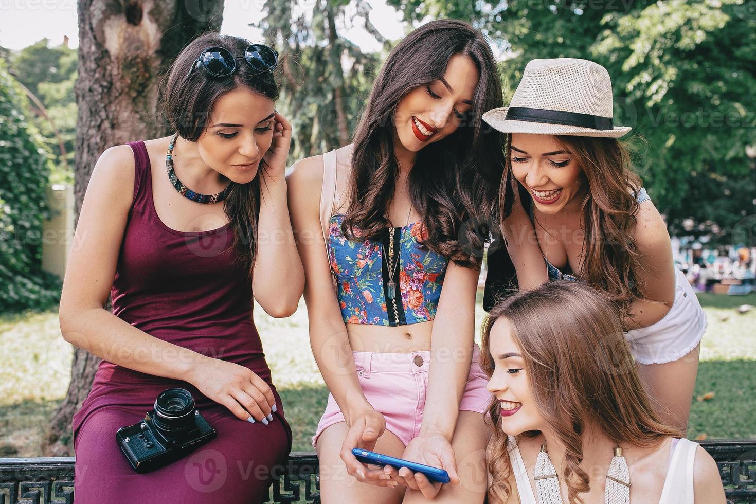 quattro bellissimo giovane ragazze guardare a il fotografie