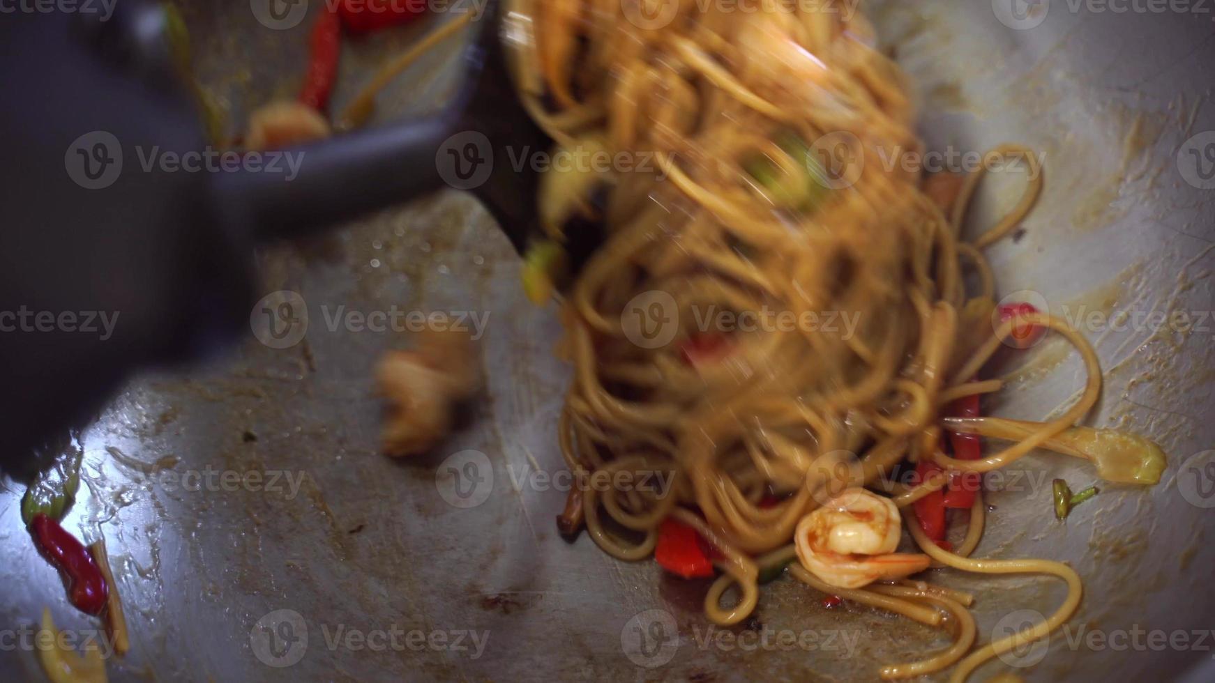 cucinare stufato verdure nel un' padella e Inserisci spaghetti foto