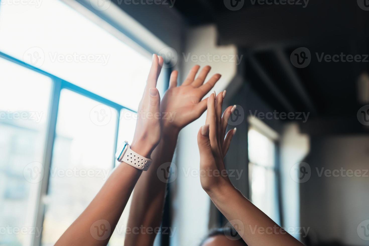 donne dando cinque ogni altro dopo avendo un' grande allenarsi nel palestra. foto